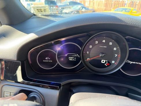 Used 2022 Porsche Cayenne Platinum Edition image 32