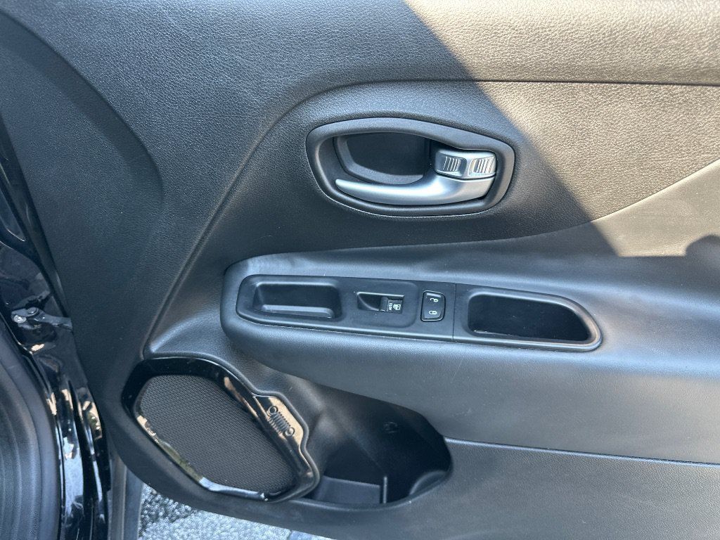 Used 2017 Jeep Renegade Altitude FWD image 22