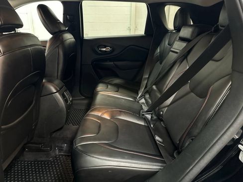 Used 2019 Jeep Cherokee Trailhawk AWD/4WD image 22