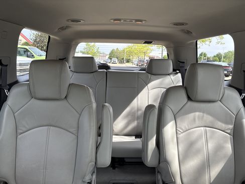 Used 2010 GMC Acadia SLT FWD image 18