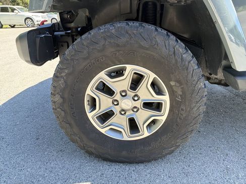 Used 2014 Jeep Wrangler Unlimited Sahara w/ Max Tow Package AWD/4WD image 10