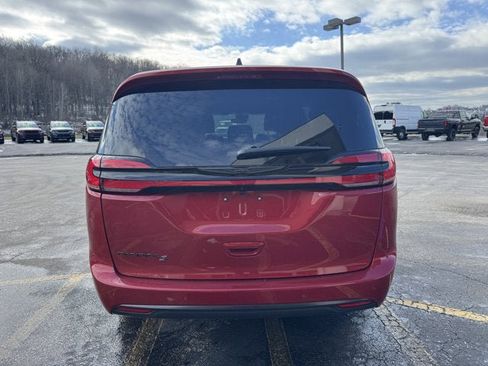 New 2026 Chrysler Pacifica Select image 4