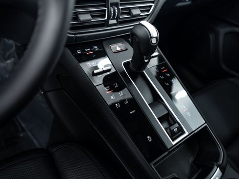 Certified 2026 Porsche Macan AWD/4WD image 14