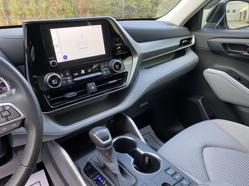 Used 2024 Toyota Highlander LE image 24