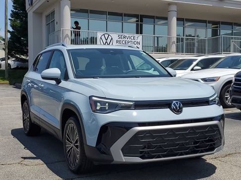 Used 2025 Volkswagen Taos SE w/ Panoramic Sunroof Package FWD image 3