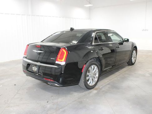 Used 2023 Chrysler 300 Touring AWD/4WD image 9