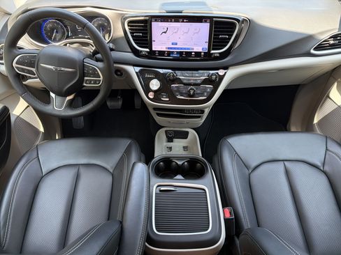 Used 2024 Chrysler Pacifica Touring-L FWD image 3