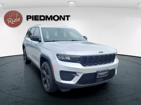 Certified 2023 Jeep Grand Cherokee Altitude AWD/4WD image 3