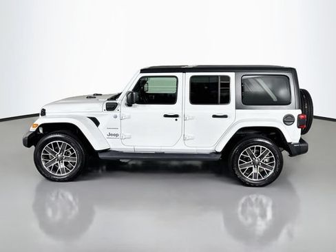 Used 2023 Jeep Wrangler Unlimited Sahara w/ Cold Weather Group AWD/4WD image 11