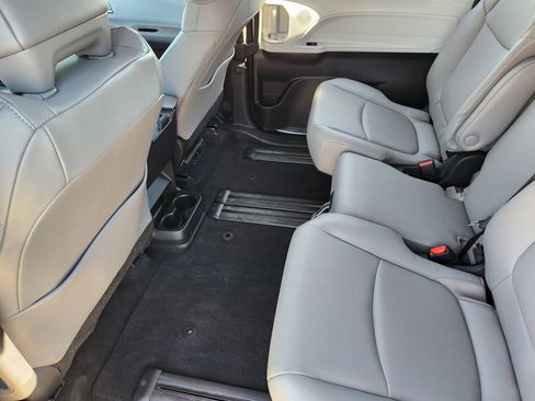 Used 2026 Toyota Sienna XLE image 38