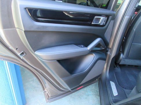 Used 2023 Porsche Cayenne AWD/4WD image 40