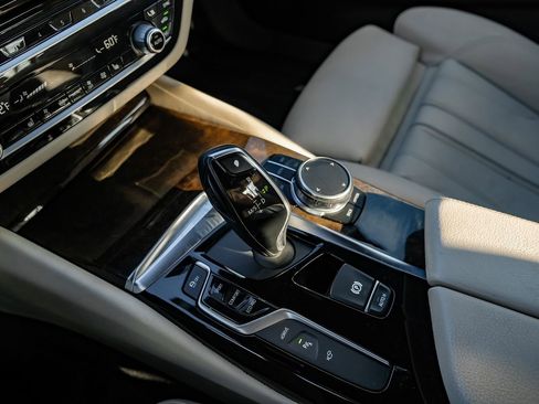 Used 2019 BMW 530e w/ Convenience Package image 25