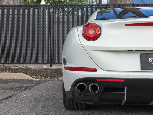 Used 2016 Ferrari California T RWD image 39