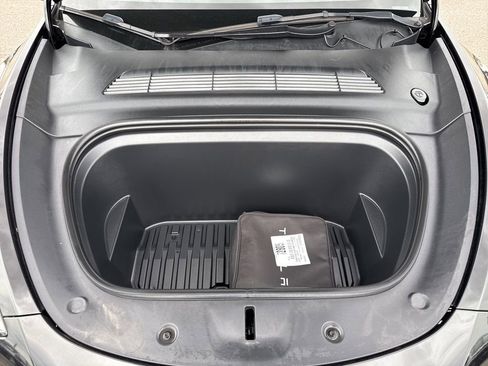 Used 2022 Tesla Model Y Long Range image 33