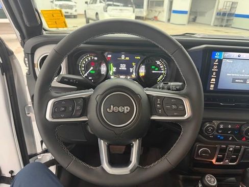 Used 2025 Jeep Wrangler Unlimited Sahara image 11