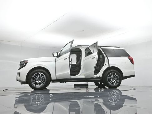 Certified 2025 Ford Expedition Active AWD/4WD image 8