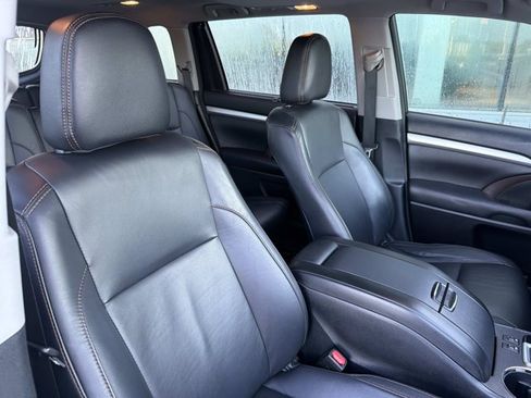 Used 2018 Toyota Highlander XLE FWD image 19