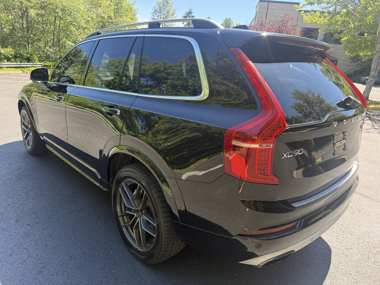 Used 2016 Volvo XC90 T6 Momentum w/ Momentum Plus Package AWD/4WD image 3