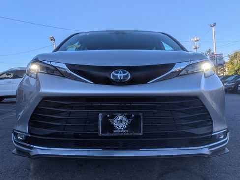 Used 2021 Toyota Sienna XLE image 4