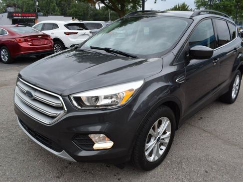 Used 2018 Ford Escape SE FWD image 2