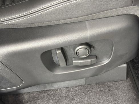 New 2026 Land Rover Discovery S image 32