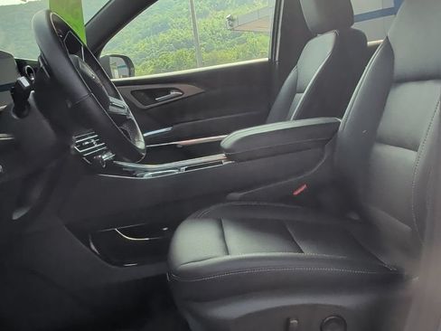 Used 2025 Chevrolet Traverse LT AWD/4WD image 12