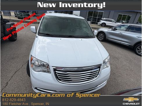 Used 2016 Chrysler Town & Country Touring FWD image 1