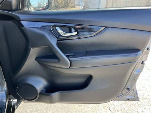 Used 2018 Nissan Rogue SL w/ Premium Package image 23