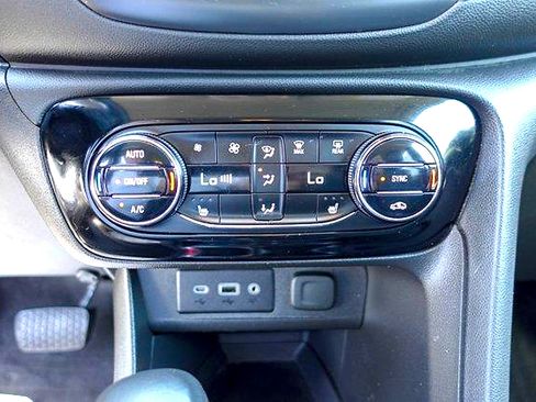 Used 2022 Buick Encore GX Select AWD/4WD image 18
