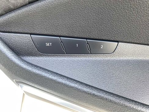 Used 2021 Audi e-tron Prestige w/ Prestige Package image 32
