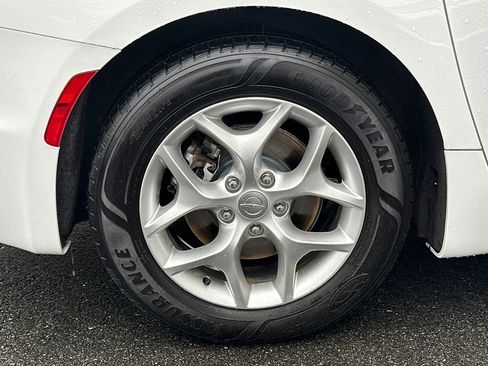 Used 2019 Chrysler Pacifica Limited image 11