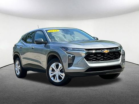 Used 2024 Chevrolet Trax LS w/ Driver Confidence Package FWD image 2