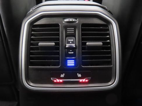 Certified 2026 Porsche Macan AWD/4WD image 33
