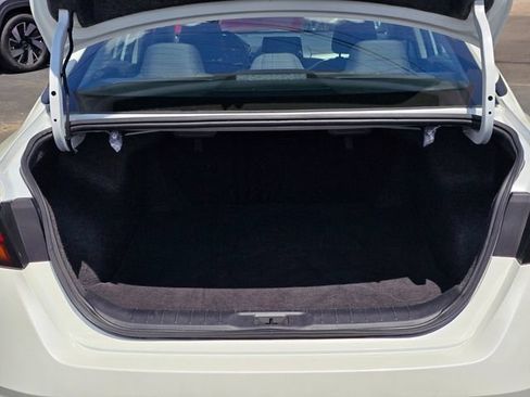 Used 2024 Nissan Altima 2.5 SV FWD image 11