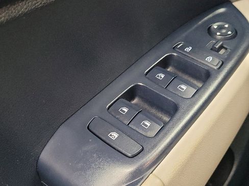 Used 2023 Hyundai Venue Limited FWD image 27