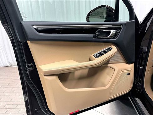 Used 2025 Porsche Macan image 25