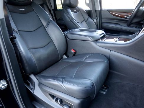 Used 2020 Cadillac Escalade Luxury image 8