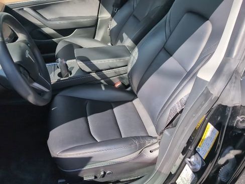 Used 2023 Tesla Model 3 Standard Range image 9