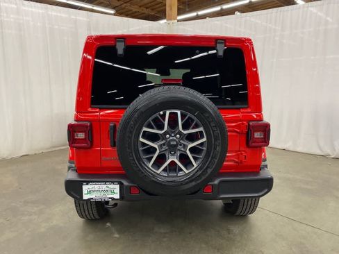 Used 2026 Jeep Wrangler Unlimited Sahara AWD/4WD image 5