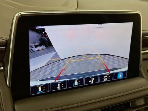 Used 2021 Chevrolet Suburban Z71 w/ Luxury Package image 15