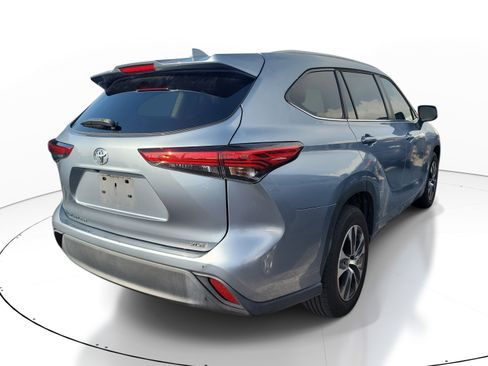 Used 2023 Toyota Highlander XLE FWD image 7