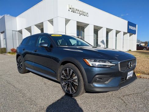 Used 2020 Volvo V60 T5 Cross Country image 2