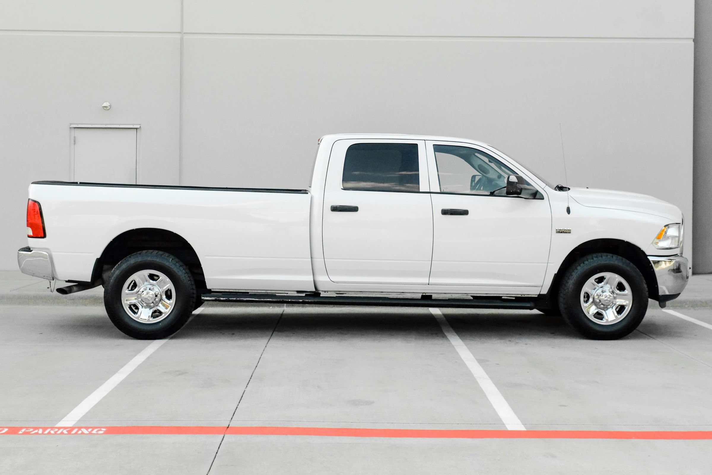 Used 2016 RAM 2500 Tradesman w/ Chrome Appearance Group RWD image 3