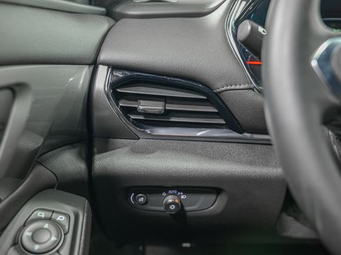 Used 2023 Chevrolet Traverse LT FWD image 22
