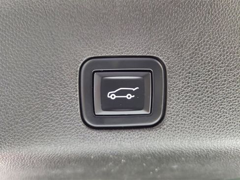 Used 2022 GMC Yukon XL Denali w/ Denali Premium Package image 9