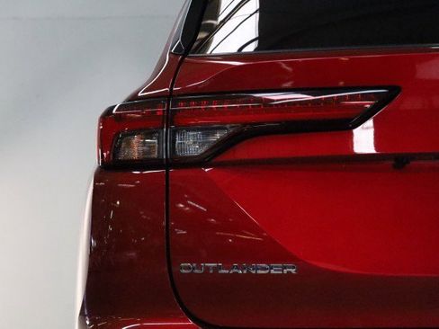 Used 2023 Mitsubishi Outlander SE image 6