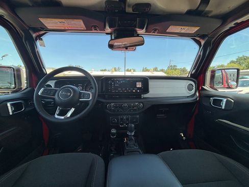 Used 2025 Jeep Wrangler Unlimited Sahara AWD/4WD image 33