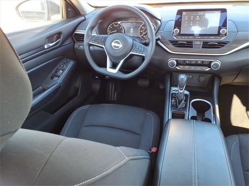 Used 2024 Nissan Altima 2.5 SV image 4
