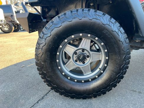 Used 2016 Jeep Wrangler Unlimited Rubicon w/ Connectivity Group image 21