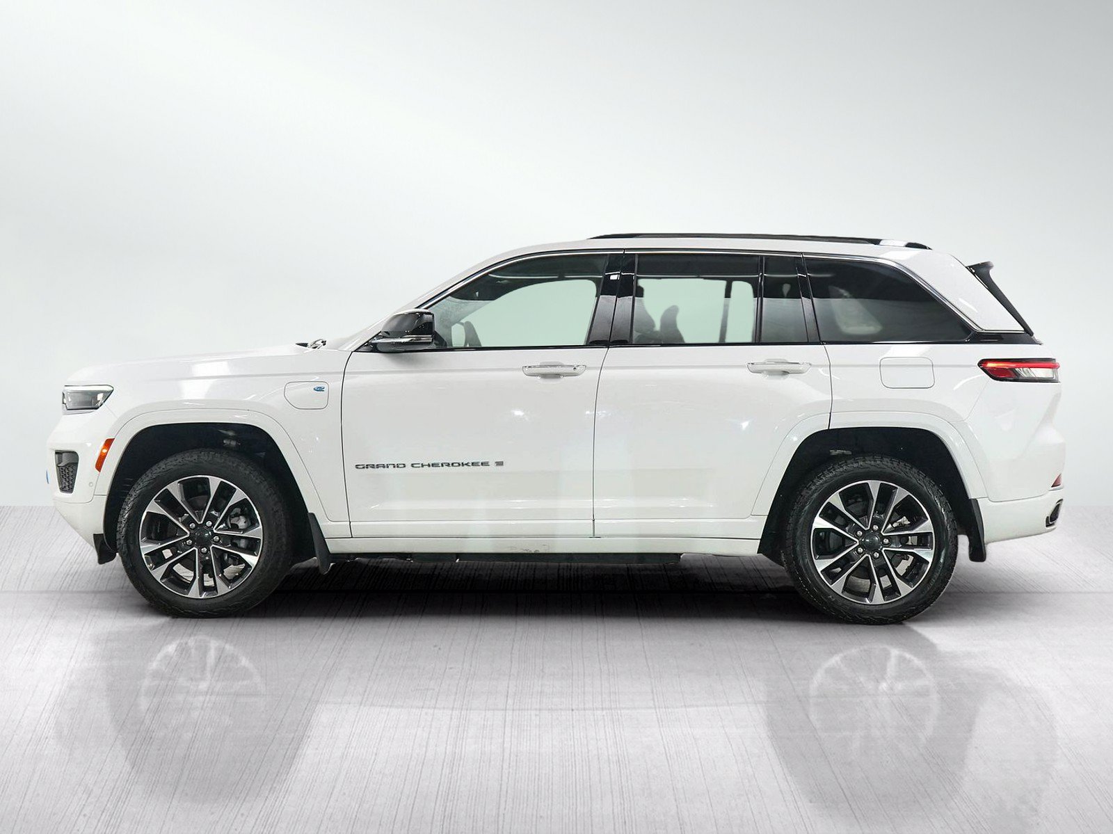 Used 2023 Jeep Grand Cherokee Overland w/ Luxury Tech Group IV AWD/4WD image 2